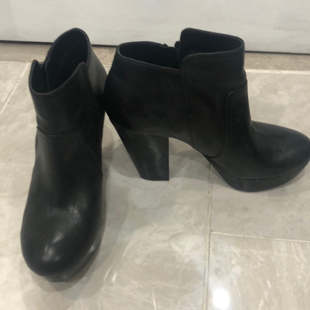 Gianni Bini black booties
